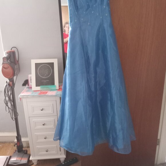 Gown - Picture 4 of 4